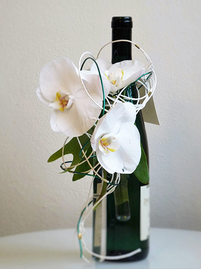 Wein mit floraler Dekoration zum Verschenken von Blumenkompositionen
