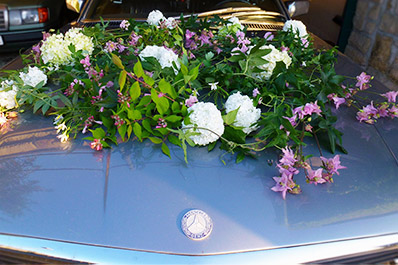 Leichter Blumenschmuck auf dem Hochzeitsauto