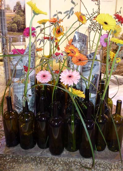 braune Flaschen mit Blumendekoration