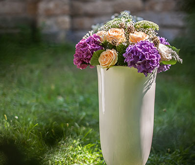 Standvase mit Hochzeitsblumen