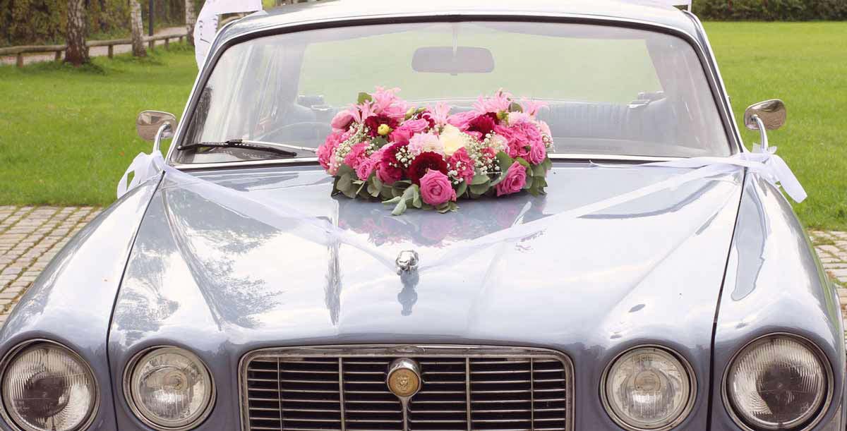 Hochzeitsauto mit Blumen-Dekoration